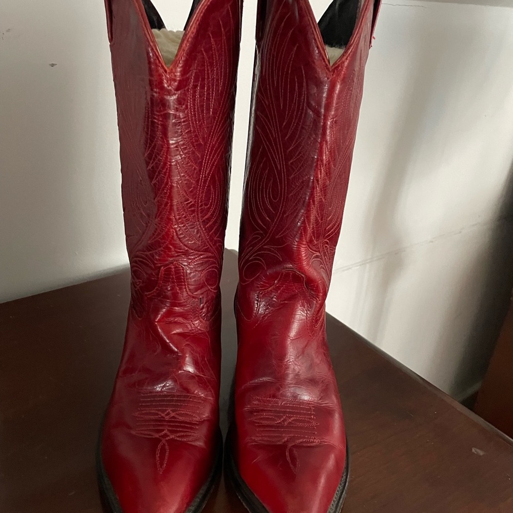 Red leather, sz 7, worn very little, absolutely great condition.SHIPPED 1-3 days